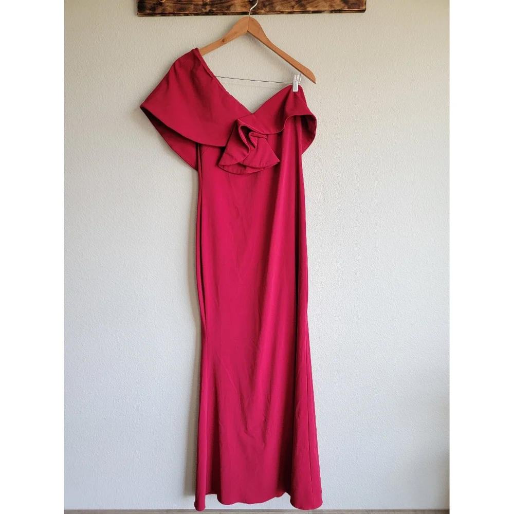 Badgley Mischka Ruby One Shoulder Gown - Picture 3 of 9